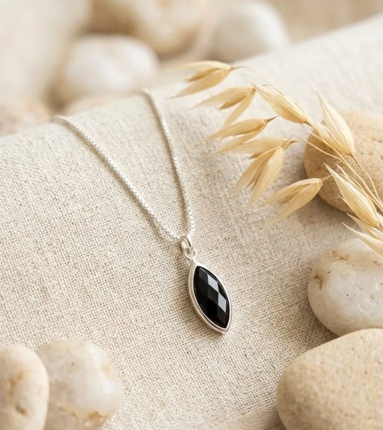 colar com pingente canivete preto